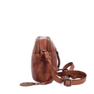 Minimalistická kožená crossbody kabelka Noelia Bolger materiál kůže zapínání na zip barva koňaková velikost malá NB 2407 KO Z boku