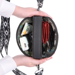 Stylová crossbody kabelka s texturovaným povrchem Tangerin materiál syntetická kůže zapínání na zip barva vínová velikost malá 4365 BO Vnitřek