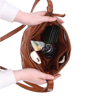 Designová kožená crossbody kabelka s klopou Noelia Bolger materiál kůže zapínání na zip barva koňaková velikost malá NB 2026 KO Vnitřek