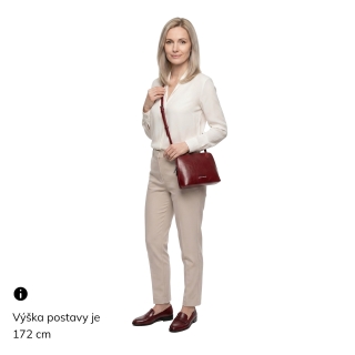 Kožená crossbody kabelka s promyšleným členěním Noelia Bolger materiál kůže zapínání na zip barva červená velikost malá NB 0115 TCV Na postavě