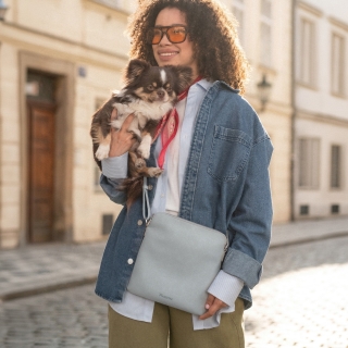 Menší crossbody kabelka z hebkého materiálu Tangerin materiál syntetická kůže zapínání na zip barva šedá velikost malá 7017 SS Lifestyle