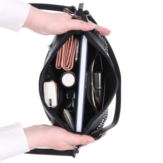 Kožená crossbody kabelka se stříbrným řetízkem Noelia Bolger materiál kůže zapínání na zip barva černá velikost malá NB 3015 C Vnitřek