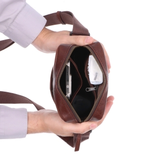 Malá kožená crossbody Poyem materiál kůže zapínání na zip barva hnědá velikost malá 2213 Poyem H Vnitřek