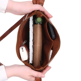 Dámská kožená crossbody kabelka Noelia Bolger materiál kůže zapínání na zip barva koňaková velikost střední NB 2430 KO Vnitřek