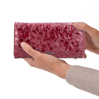 Elegantní dlouhá peněženka Carmelo materiál kůže zapínání na cvoček barva vínová velikost velká 2109 V BO V ruce