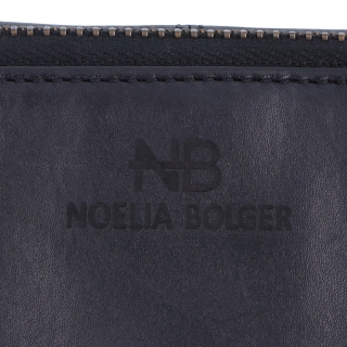 Kožená peněženka s kapsou na zip Noelia Bolger materiál kůže zapínání na cvoček barva černá velikost malá 5136 NB C Logo