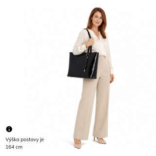 Shopperka přes rameno s odepínacím přívěskem Le Sands materiál syntetická kůže zapínání na zip barva černá velikost velká 4646 C Na postavě