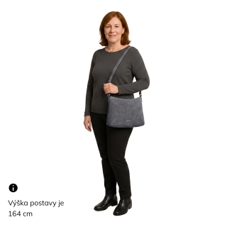 Dámská elegantní crossbody kabelka Tangerin materiál syntetická kůže zapínání na zip barva koňaková velikost malá 1110 KA Na postavě