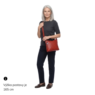 Kožená crossbody kabelka s přívěskem Noelia Bolger materiál kůže zapínání na zip barva červená velikost malá NB 3100 CV Na postavě