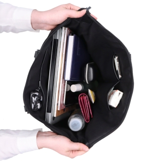 Designová business kabelka přes rameno Carmelo materiál nylon zapínání na zip barva černá velikost velká 6610 C LE Vnitřek