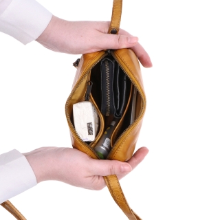 Minimalistická kožená crossbody kabelka Noelia Bolger materiál kůže zapínání na zip barva žlutá velikost malá NB 2417 ZLU Vnitřek
