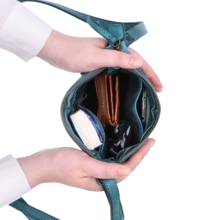 Elegantní kožená crossbody kabelka Noelia Bolger materiál kůže zapínání na zip barva tyrkysová velikost malá NB 2415 TYR Vnitřek