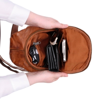 Kožený crossbody bodybag s variabilním nošením Noelia Bolger materiál kůže zapínání na zip barva koňaková velikost malá NB 2034 KO Vnitřek