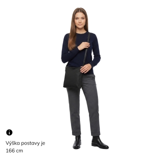 Stylová dámská crossbody kabelka z nylonu Carmelo materiál nylon zapínání na zip barva černá velikost malá 6606 C LE Na postavě