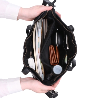 Minimalistická kožená kabelka s uchy a popruhem Noelia Bolger materiál kůže zapínání na zip barva černá velikost střední NB 2428 C Vnitřek