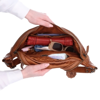 Moderní kožená crossbody ledvinka se dvěma zipy Noelia Bolger materiál kůže zapínání na zip barva koňaková velikost střední NB 2035 KO Vnitřek