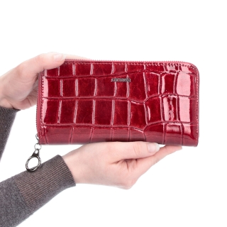 Penál z lakované kůže Carmelo materiál kůže zapínání na zip barva červená velikost velká 2111 R CV V ruce