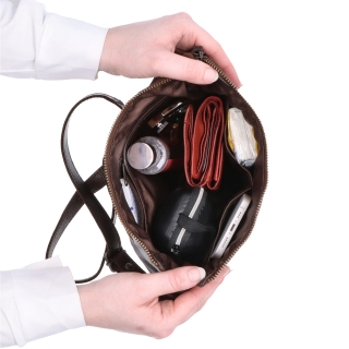 Kožená crossbody kabelka s moderním designem Noelia Bolger materiál kůže zapínání na zip barva hnědá velikost malá NB 2400 H Vnitřek