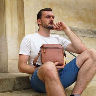 Kožená crossbody taška Poyem materiál kůže barva koňaková velikost malá 2206 Poyem KO Lifestyle