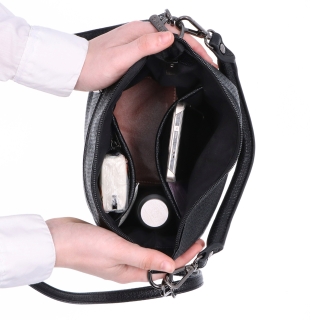 Elegantní kabelka s odepínatelnými popruhy Carmelo materiál syntetická kůže zapínání na zip barva černá velikost malá 4603 C Vnitřek
