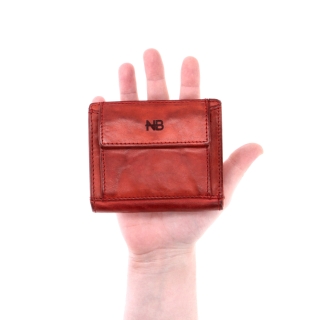 Malá kožená peněženka s unisex designem Noelia Bolger materiál kůže barva červená velikost malá 5133 NB CV V ruce