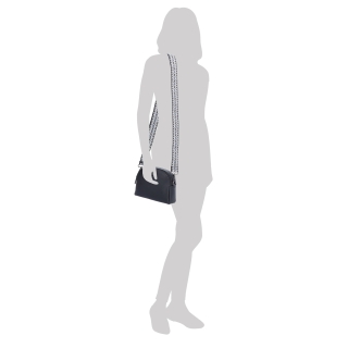 Malá crossbody kabelka svýrazným popruhem Tangerin materiál syntetická kůže zapínání na zip barva černá velikost malá 8044 C Na postavě