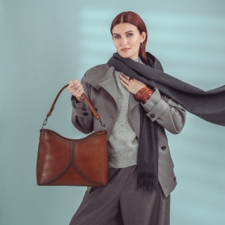 Designová kabelka s popruhem a uchem Le Sands materiál syntetická kůže zapínání na zip barva koňaková velikost střední 7732 KO Lifestyle