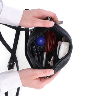 Malá kožená crossbody kabelka s výrazným řetízkem Noelia Bolger materiál kůže zapínání na zip barva černá velikost malá NB 3016 C Vnitřek
