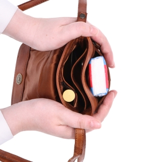 Kožená crossbody taška s klopou Noelia Bolger materiál kůže zapínání s klopou barva koňaková velikost malá NB 2418 KO Vnitřek