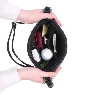 Praktická crossbody kabelka s přední kapsou Le Sands materiál syntetická kůže zapínání na zip barva černá velikost střední 4653 C Vnitřek