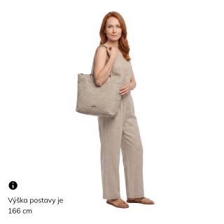 Městská kabelka přes rameno s jemnou strukturou Carmelo materiál syntetická kůže zapínání na zip barva béžová velikost velká 4396 K Na postavě
