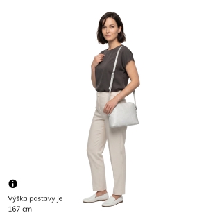 Minimalistická kožená crossbody kabelka na každý den Noelia Bolger materiál kůže zapínání na zip barva bílá velikost malá NB 0116 OW Na postavě