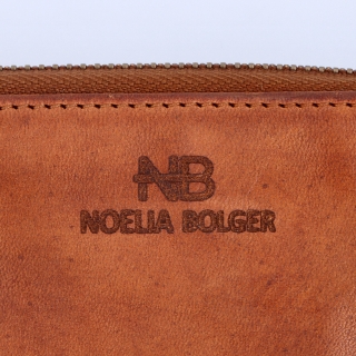 Podlouhlá kožená peněženka s prošíváním Noelia Bolger materiál kůže zapínání na zip barva koňaková velikost velká 5125 NB KO Logo