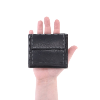 Unisex kožená peněženka Poyem materiál kůže zapínání na cvoček barva černá velikost malá 5239 Poyem C V ruce