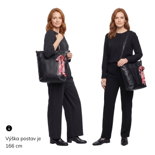 Prostorná shopper kabelka s ozdobným šátkem Le Sands materiál syntetická kůže zapínání na zip barva černá velikost velká 7726 C Na postavě