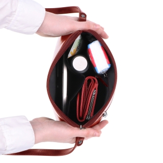Minimalistická kožená crossbody kabelka na každý den Noelia Bolger materiál kůže zapínání na zip barva červená velikost malá NB 0116 TCV Vnitřek