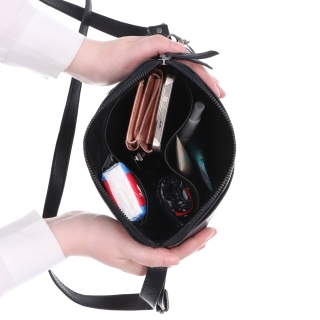 Kožená crossbody kabelka s kapsou a přívěskem Noelia Bolger materiál kůže zapínání na zip barva černá velikost malá NB 3105 C Vnitřek