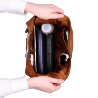 Kožená kabelka přes rameno ve tvaru půlměsíce Noelia Bolger materiál kůže zapínání na zip barva koňaková velikost střední NB 2410 KO Vnitřek
