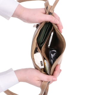 Praktická kožená crossbody na každý den Noelia Bolger materiál kůže zapínání na zip barva béžová velikost malá NB 2406 BE Vnitřek
