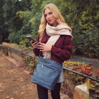 Crossbody kabelka s přední a zadní kapsou Tangerin materiál syntetická kůže zapínání na zip barva modrá velikost střední 8036 TM Lifestyle