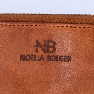 Kožená peněženka s kapsou na zip Noelia Bolger materiál kůže zapínání na cvoček barva koňaková velikost malá 5136 NB KO Logo