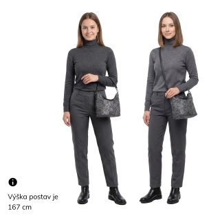 Stylová crossbody kabelka s originálním vzorem Carmelo materiál syntetická kůže zapínání na zip barva metalická velikost malá 4380 STR Na postavě