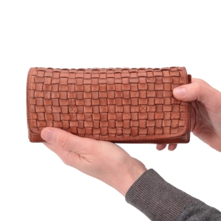 Dlouhá proplétaná peněženka Noelia Bolger materiál kůže zapínání na cvoček barva koňaková velikost velká 5105 NB KO V ruce