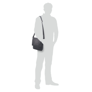 Kožená crossbody klopna Poyem materiál kůže zapínání s klopou barva černá velikost střední 2207 Poyem C Na postavě