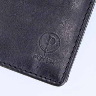 Prostorná kožená peněženka s důrazem na praktičnost Poyem materiál kůže zapínání Bez zapínání barva černá velikost malá 5245 Poyem C Logo