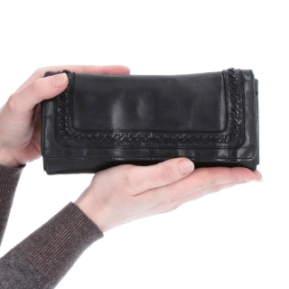 Dlouhá kožená peněženka s proplétáním Noelia Bolger materiál kůže zapínání na cvoček barva černá velikost velká 5119 NB C V ruce