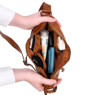 Asymetrická kožená moonbag kabelka Noelia Bolger materiál kůže zapínání na zip barva koňaková velikost malá NB 2413 KO Vnitřek