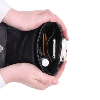 Kožená crossbody taška s klopou Noelia Bolger materiál kůže zapínání s klopou barva černá velikost malá NB 2418 C Vnitřek