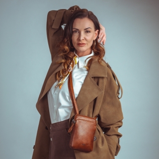 Stylová kožená crossbody taška Noelia Bolger materiál kůže zapínání na zip barva koňaková velikost malá NB 2419 KO Lifestyle