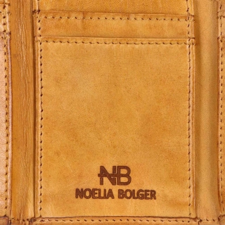 Minimalistická kožená peněženka s prošíváním Noelia Bolger materiál kůže zapínání na cvoček barva žlutá velikost malá 5129 NB ZLU Logo